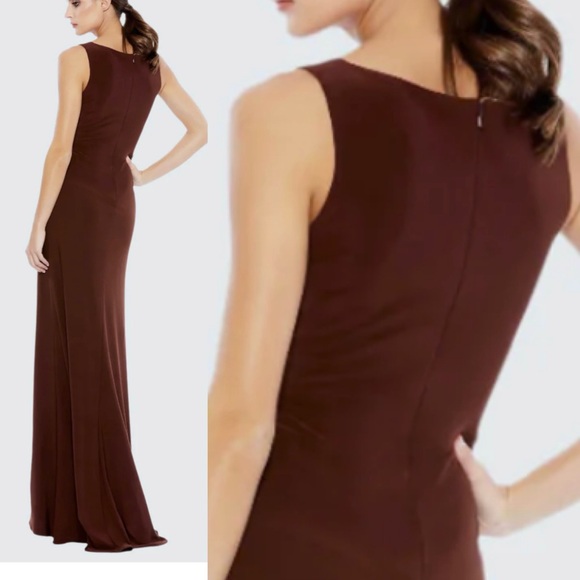 IEENA FOR MAC DUGGAL
Ruched Stretch Jersey V-Neck Gown size 2 - Picture 7 of 12